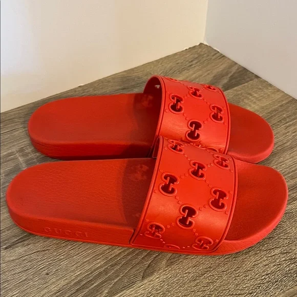 Gucci mens Vibrant Red Rubber Slide Sandals - Picture 1 of 10